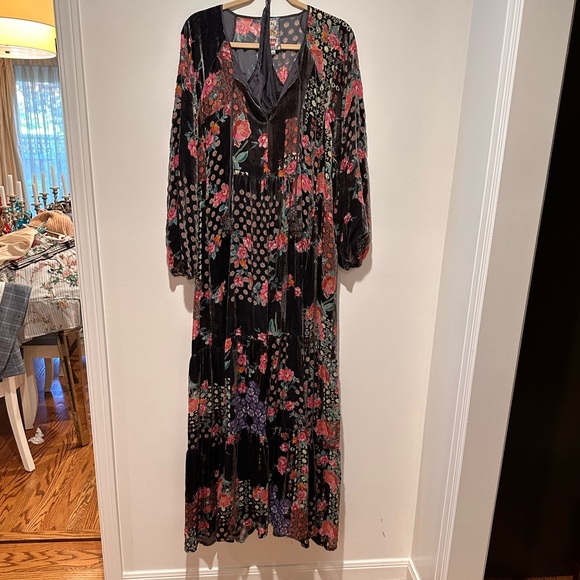 Johnny was
Not sure but it’s Gorgeous and heavy with beautifuliful fabric - Picture 11 of 17